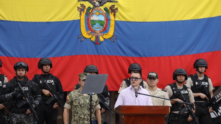 Microvistazo | Noboa entrega fusiles a la Policía para combatir narcoterrorismo y fustiga a políticos en campaña