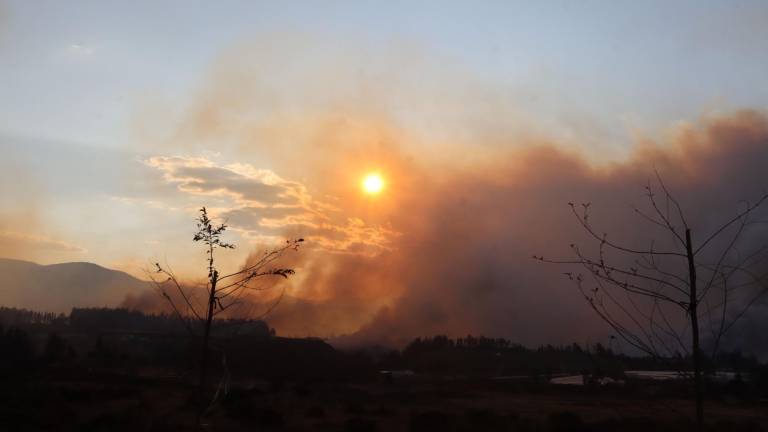 Microvistazo | Suben a cuatro los incendios forestales que acechan a Quito