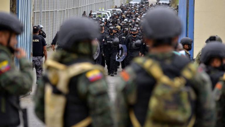 Más de 50 fallecidos en Penitenciaría; policías caminan sobre los techos para vigilar el entorno