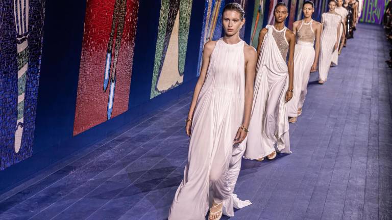 Las modelos presentan creaciones de la colección de Alta Costura Otoño/Invierno 2024-25 de la diseñadora italiana Maria Grazia Chiuri para la casa de moda Dior durante la Semana de la Moda de París, 24/junio/2024.