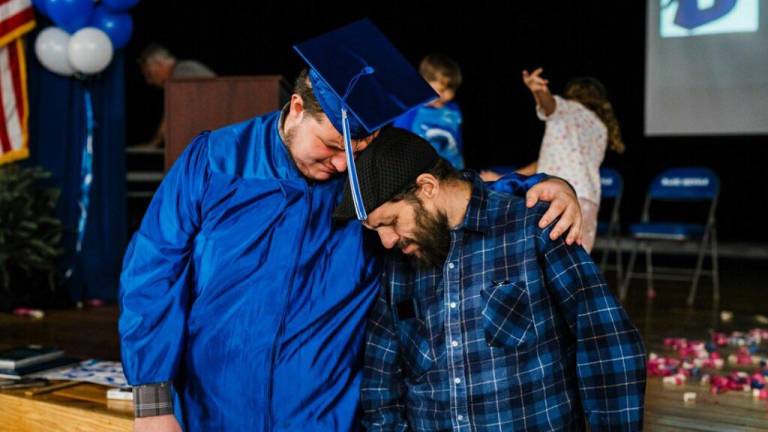 Adolescente adelantó su graduación dos años para que su padre con cáncer logre estar en la ceremonia