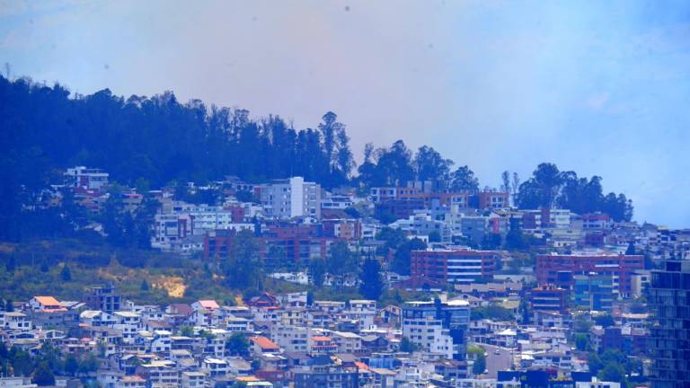 Suspenden eventos públicos masivos en Quito y cierran vías por reactivación de incendios forestales