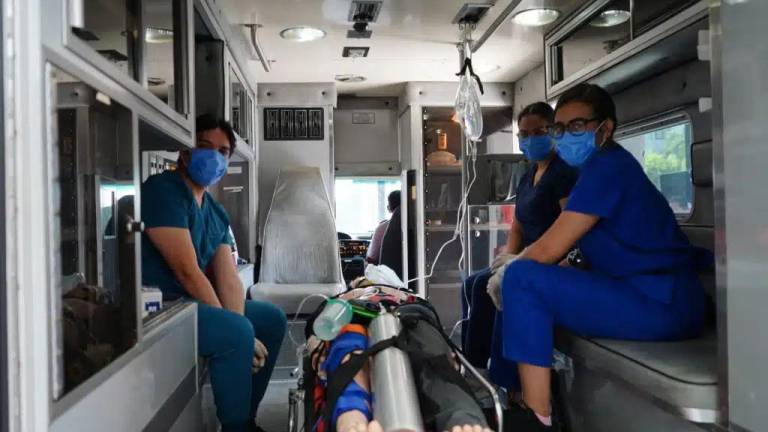 Los estudiantes de la UEES potenciarán su capacidad de reacción y toma de decisiones con la preparación en la ambulancia de simulación.