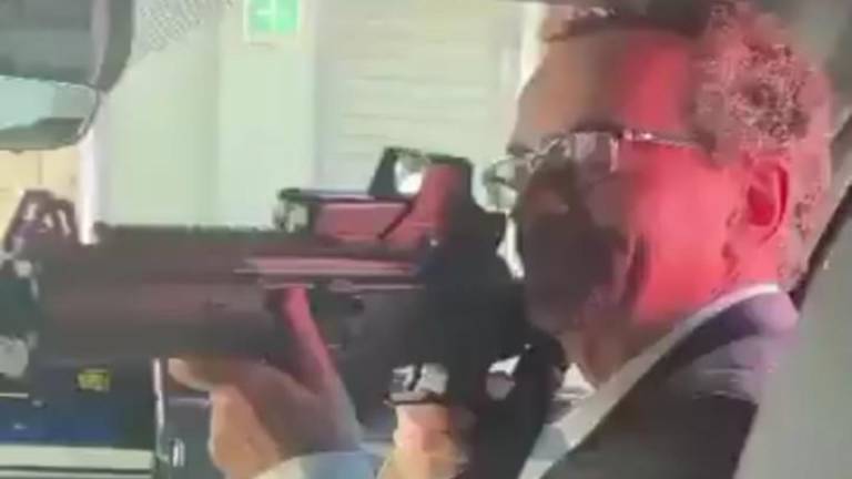 Embajador británico en México fue destituido tras la filtración de un video en el que apunta con un rifle a un empleado