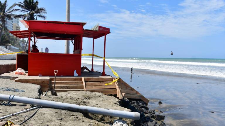 Continúa el monitoreo a las playas del Ecuador por las alertas de oleaje este 1 de enero de 2025