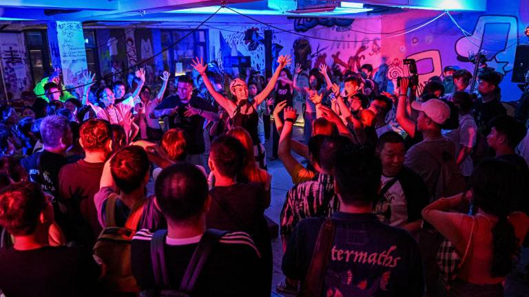 Sordos y oyentes se juntan para bailar en una discoteca inclusiva de Shanghái