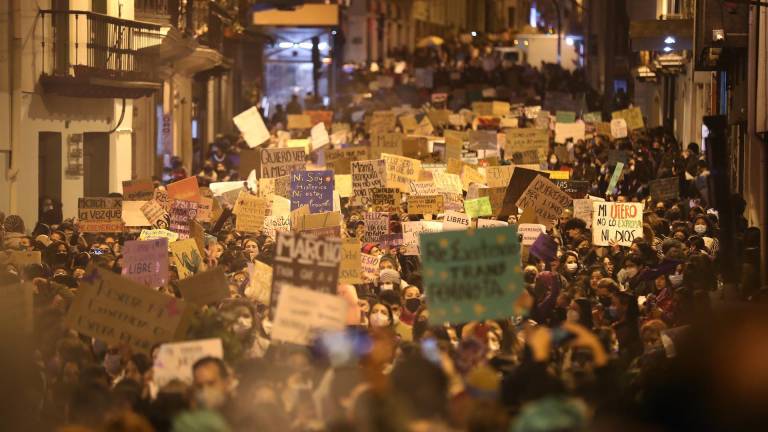 Multitudinaria marcha por el 8-M para rechazar eventual veto a ley de aborto por violación