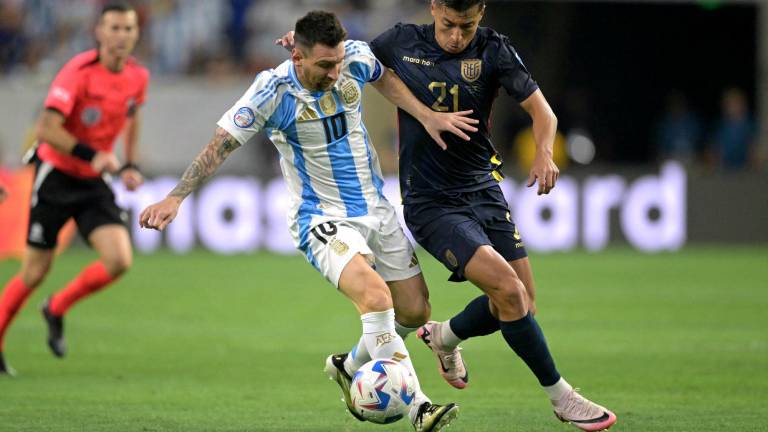 El delantero argentino #10 Lionel Messi pelea por el balón con el mediocampista ecuatoriano #21 Alan Franco.