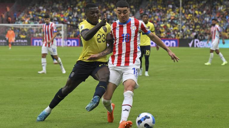 El mediocampista de Ecuador Moisés Caicedo y el mediocampista de Paraguay Miguel Almirón luchan por el balón durante el partido de fútbol de las eliminatorias sudamericanas de la Copa Mundial de la FIFA 2026.