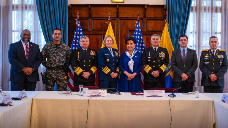 Fotografía en la que posan la canciller de Ecuador, Gabriela Sommerfeld (quinta desde la izq.), la comandante de la Guardia Costera de Estados Unidos, Linda Fagan (cuarta desde la izq.), el jefe del Comando Conjunto de las FF.AA. de Ecuador, Jaime Vela (tercero desde la der.), entre más autoridades y funcionarios.