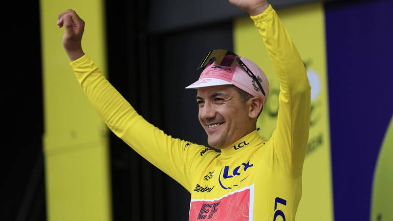 El ciclista ecuatoriano Richard Carapaz de EF Education - EasyPost celebra en el podio vistiendo la camiseta amarilla de líder general.