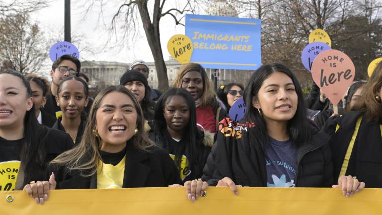 Activistas y jóvenes inmigrantes se manifiestan este martes cerca al Tribunal Supremo y al Congreso en Washington.