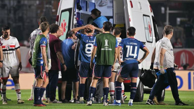 En estado crítico futbolista que se desplomó en partido de la Copa Libertadores