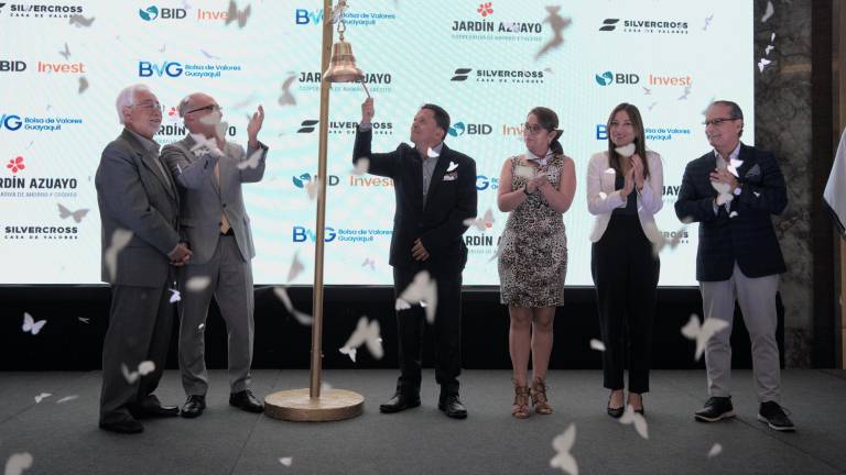 Lucas Achig, presidente de Jardín Azuayo; Ricardo Rivadeneira, presidente de la Bolsa de Valores de Guayaquil; Juan Carlos Urgilés, gerente de Jardín Azuayo; Maira González, directora financiera de Jardín Azuayo; Gabriela Mera, directora de Instituciones Financieras para la Región Andina de BID Invest; y Germán Cobos, gerente de Silvercross.