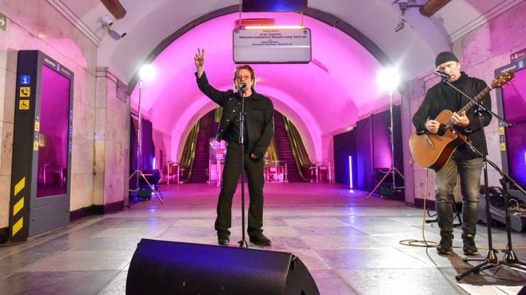 Bono, líder de U2, brindó concierto por la paz en una estación del metro de Kiev