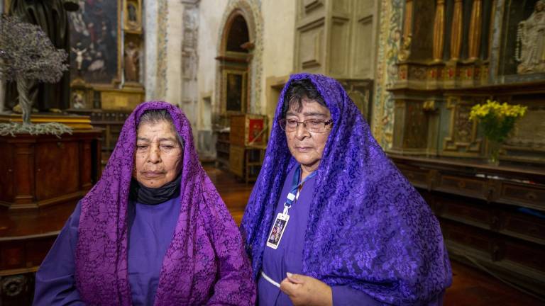 Mujer lleva más de medio siglo cargando al Jesús del Gran Poder en Quito