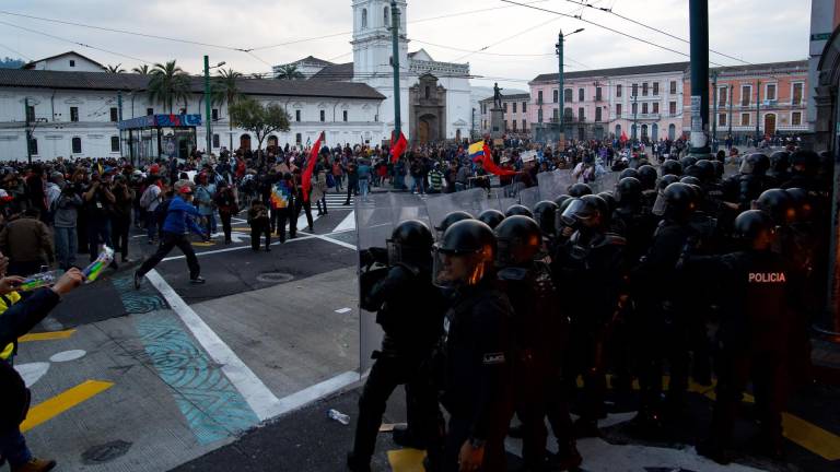 Forcejeos y bombas lacrimógenas marcan protesta de sindicatos, indígenas y estudiantes contra el Gobierno de Noboa