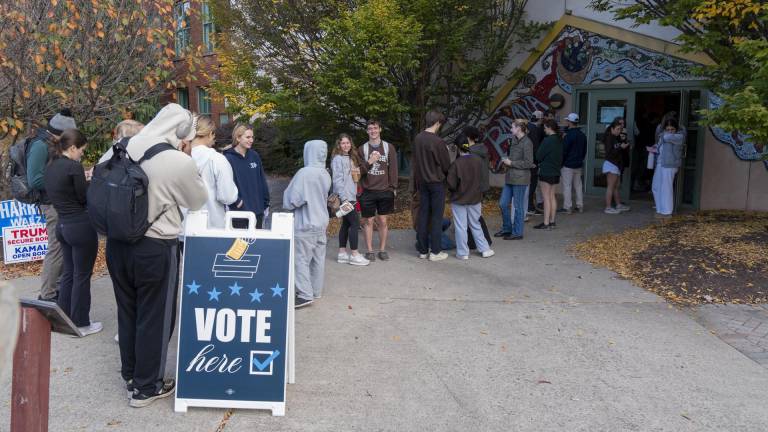 Personas esperan en una fila para votar en un centro de votación instalado en la tienda Banana Factory, este martes, en Bethlehem, Pensilvania (Estados Unidos).