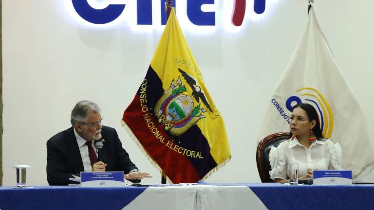 El vicepresidente Enrique Pita y la presidenta Diana Atamaint durante la sesión realizada en el auditorio Matilde Hidalgo. Fotos: César Muñoz/API