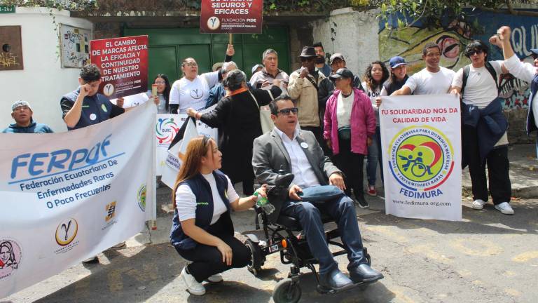 Fotografía de personas reunidas para exigir atención y medicamentos de calidad en Ecuador.