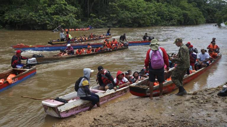 Traficantes huyen de la policía y abandonan a migrantes ecuatorianos y venezolanos en una lancha en Panamá