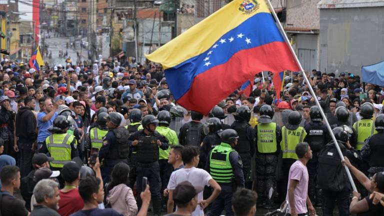 Venezuela: Funcionarios encapuchados detienen a exdiputado en medio de protestas mortales contra Maduro