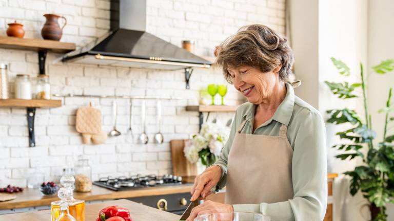 Mujer adulta prepara sus alimentos de manera saludable.