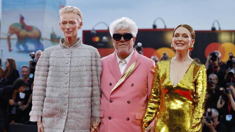 La actriz británica Tilda Swinton (i), el director y guionista español Pedro Almodóvar y la actriz estadounidense Julianne Moore a su llegada a la premiere de 'La habitación de al lado' en el 81° Festival Internacional de Cine de Venecia.