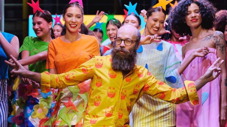 Tristán Ramírez Ruíz de la Prada, hijo de la diseñadora Agatha Ruiz de la Prada y CEO de la empresa, junto a las modelos que participaron en la pasarela de la marca, presentada en el Quito Fashion Week 2024.