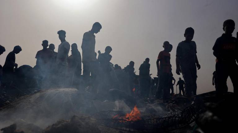 Bombardeo en campo de desplazados de Rafah: Las personas fueron carbonizadas, dice un palestino sobreviviente