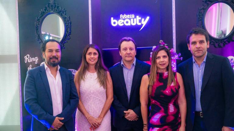 De izquierda a derecha: Fernando Apolo, Director Comercial FEMSA Salud; Gaby Ponce, Gerente de Retail de Belleza y Cuidado Personal FEMSA Salud; Matías Rodríguez Peña, Director Regional de Belleza y Cuidado Personal de FEMSA Salud; Bibiana Sabransky, Gerente de Compras de Belleza y Cuidado Personal FEMSA Salud y Pablo Díaz, Gerente Regional de Compras, Unidad de Negocio, Belleza y Cuidado Personal Chile.