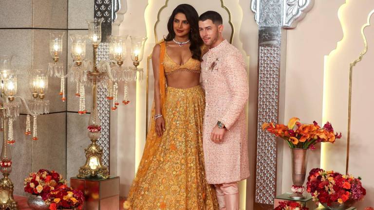 La actriz india Priyanka Chopra y su esposo, el cantante estadounidense Nick Jonas, posan para fotografías mientras asisten a la boda de Anant Ambani, hijo de Mukesh Ambani, el hombre más rico de India.