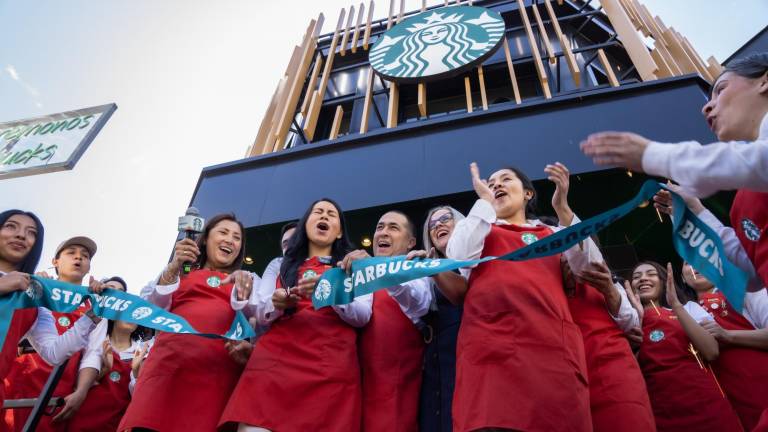 La tercera tienda Starbucks se destaca por su diseño sostenible y opciones festivas para esta temporada.