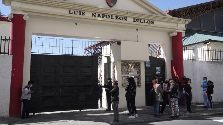 Renuncia la rectora del colegio Dillon tras presunta violación de estudiante; Ministerio detecta negligencias