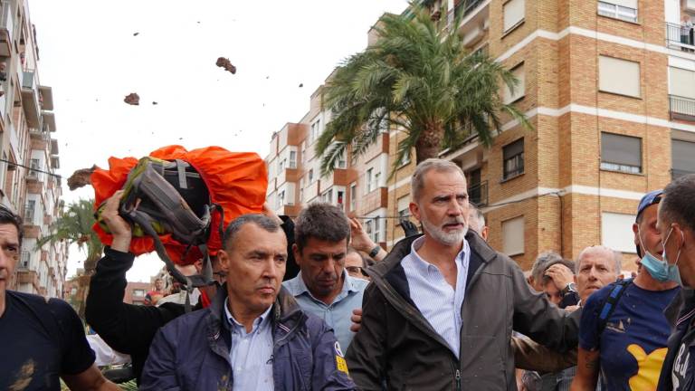 El rey Felipe VI, durante su visita a las zonas del desastre en Valencia, España.