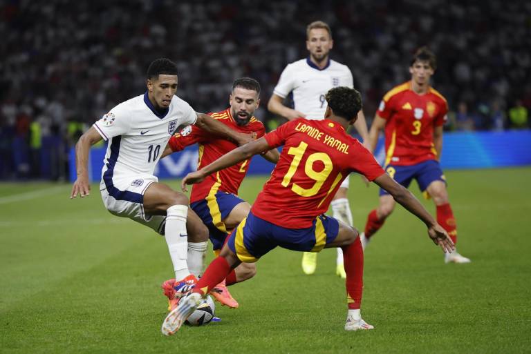 $!BERLÍN, 14/07/2024.- El delantero de la selección inglesa Jude Bellingham (i) ante el delantero español Lamine Yamal (de espaldas) y Dani Carvajal (c) durante la final de la Eurocopa.