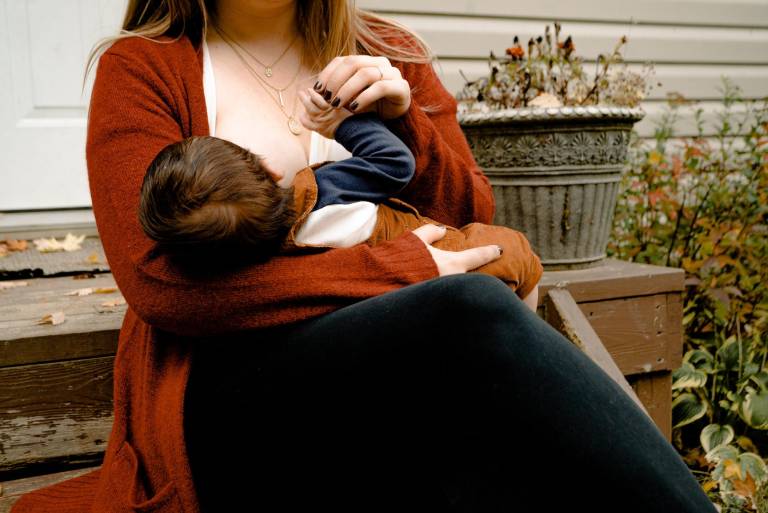 Seattle Wa Usa Circa Agosto 2022 : Enfoque Selectivo Anglonizado En  Accesorios De Lactancia Materna Para La Venta En Una Tienda Mi Foto  editorial - Imagen de acodado, madre: 253230446