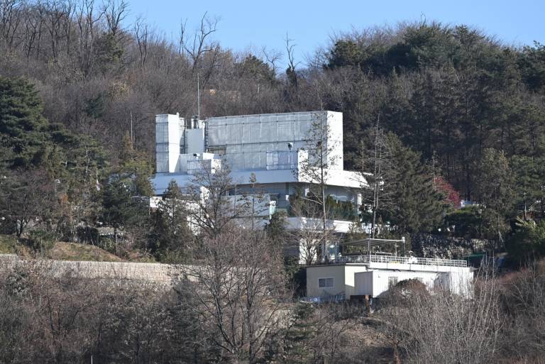 $!Una vista general muestra el edificio de la residencia presidencial en Seúl el 31 de diciembre de 2024.