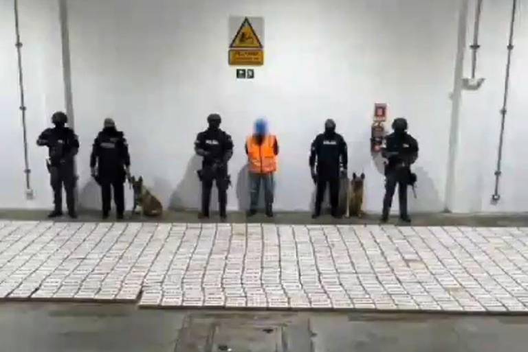 $!Otra toma que muestra una parte de la droga incautada y a uno de los detenidos.