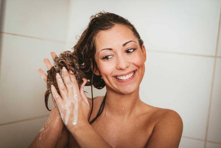 $!Mujer lavando su cabello. En la actualidad ya hay productos capilares que contienen ácido glicólico, los beneficios son que aporta brillo, fortaleza y suavidad.