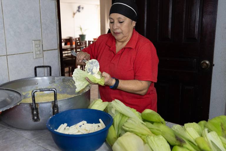 $!En la cafetería San Marino, de Amparo Ordoñez, se pueden degustar humitas, morocho, quimbolitos, empanadas de viento y colada morada.