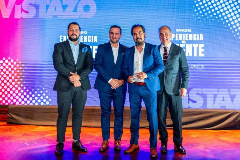 $!Fernando Apolo, director comercial de Femsa, recibe el reconocimiento a la marca Fybeca de manos de Jorge Cavagnaro, editor general de Vistazo y Emilio Sierpe de Praxis.