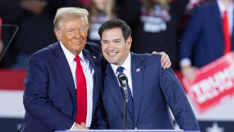 Donald Trump saluda al senador Marco Rubio, republicano de Florida, durante un mitin de campaña.