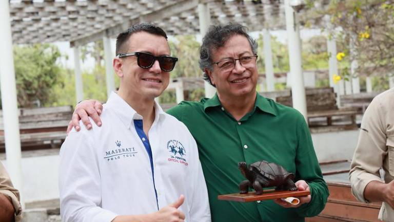 Daniel Noboa y Gustavo Petro, durante su encuentro en Galápagos.