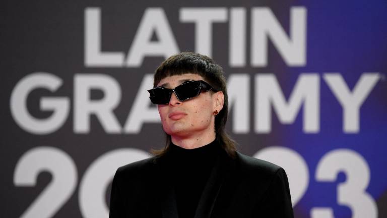 El músico mexicano Peso Pluma llega a la vigésimo cuarta ceremonia anual de los Premios Grammy Latinos en el Centro de Exposiciones y Conferencias (FIBES) de Sevilla el 16 de noviembre de 2023.