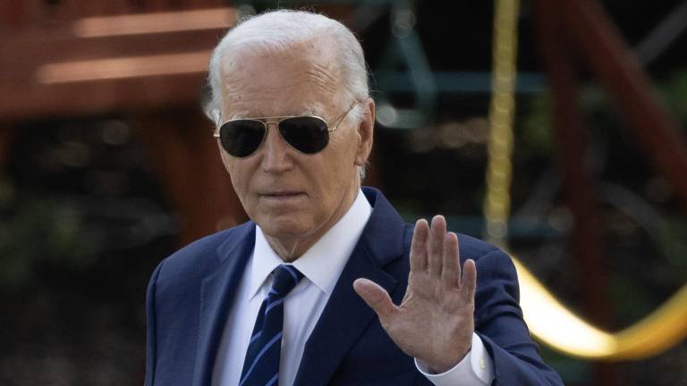 Biden da positivo a Covid-19 en medio de lucha política por su candidatura