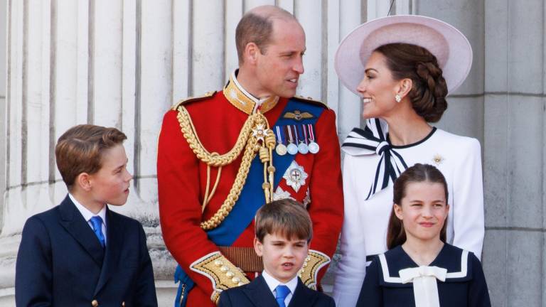 Kate, princesa de Gales junto a su esposo William, príncipe de Gales; y sus hijos los príncipes George, y Louis y la princesa Charlotte, realiza su primera aparición oficial tras su diagnóstico de cáncer. La ocasión fue la celebración anual Trooping the Colour, la tradicional ceremonia militar en honor del cumpleaños del rey.