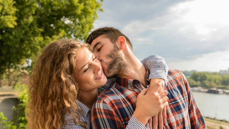 Las parejas felices pueden aumentar alrededor de 7 kilos de peso, un 30% más que las solteras, tras unirse a otros.