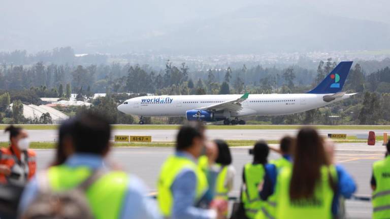 Aterriza el primer vuelo humanitario con 248 ecuatorianos evacuados de Ucrania