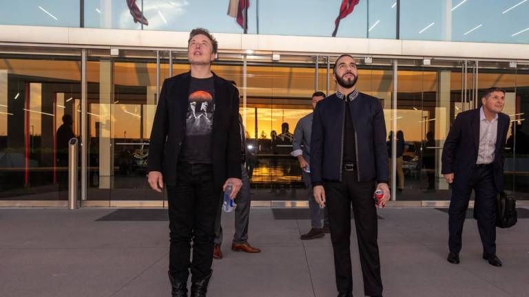 El presidente Nayib Bukele (D) junto al CEO de Tesla, Elon Musk (I), en Austin, Texas, el 20 de septiembre de 2024.